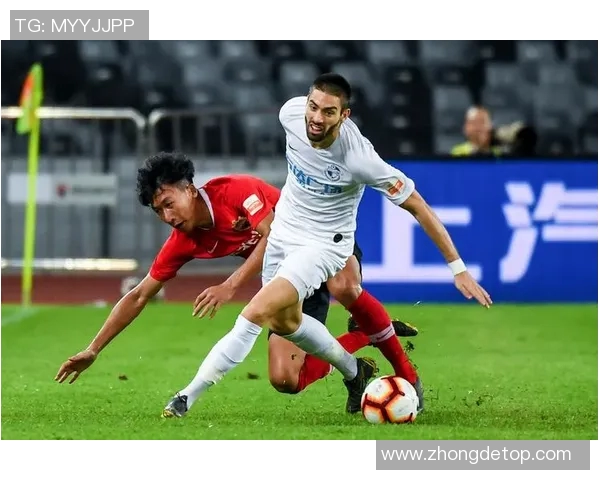 大连一方与武汉卓尔激战正酣争夺中超联赛关键三分的精彩对决 大连一方与武汉卓尔激战正酣争夺中超联赛关键三分的精彩对决